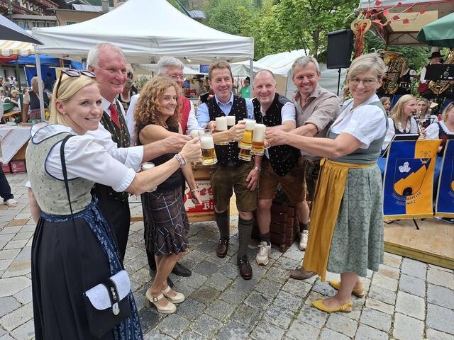 Bieranstich beim NP-Fest. | Foto: Gemeinde Mallnitz