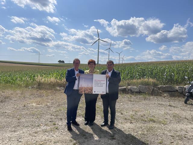 EVN Vorstandssprecher Stefan Szyszkowitz, Forscherin und Ökonomin Sigrid Stagl und Bürgermeister Hubert Luger | Foto: Martina Schweller