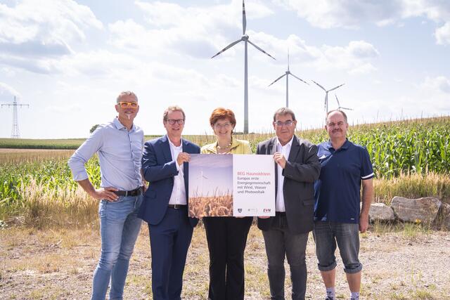 Betreiber des Kleinwasserkraftwerks und Gemeindevorstand Thomas Hierner, EVN Vorstandssprecher Stefan Szyszkowitz, Forscherin und Ökonomin Sigrid Stagl, Bürgermeister Hubert Luger und Vizebürgermeister Josef Anzenberger
 | Foto: EVN / Daniela Matejschek