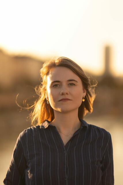 Die gebürtige Linzerin und Autorin Caro Reichl legt mit „Was glänzt, verschwindet mit uns“ ein tiefgründiges und zugleich humorvolles Debüt vor.  | Foto: Minitta Kandlbauer