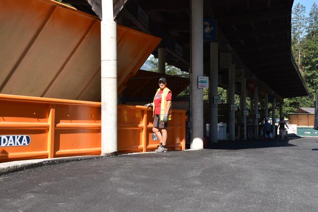 Renate Candlin, die unter anderem den Recyclinghof in Alpbach leitet, erklärt, welche Auswirkungen das Forum auf ihre Arbeit hat.   | Foto: Barbara Fluckinger