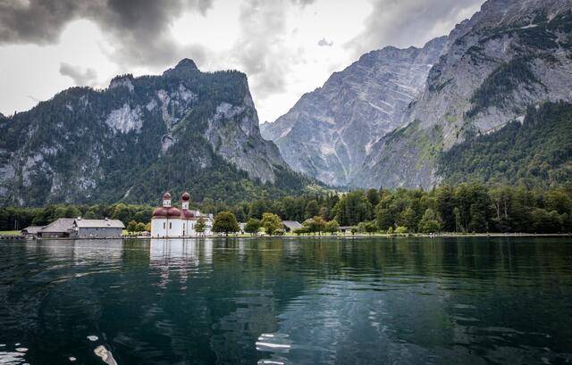Die Königssee Ache kommt vom Königssee. Die Besonderheit dieses Sees ist, dass man diesen nur mit dem Schiff besichtigen kann, da die steilen Felswände bis ans Ufer hinabfallen und es so keine Straßen, Fuß- oder Radwege rund um den See gibt. Im Bild: St. Bartholomä am Königssee. | Foto: Bergerlebnis Berchtesgaden