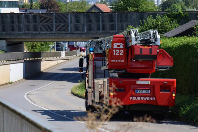 Starke Verwitterung an Lärmschutzwand einer Eisenbahnbrücke in Wels-Vogelweide: Die Feuerwehr konnte die lose gewordene Latte sicher entfernen.