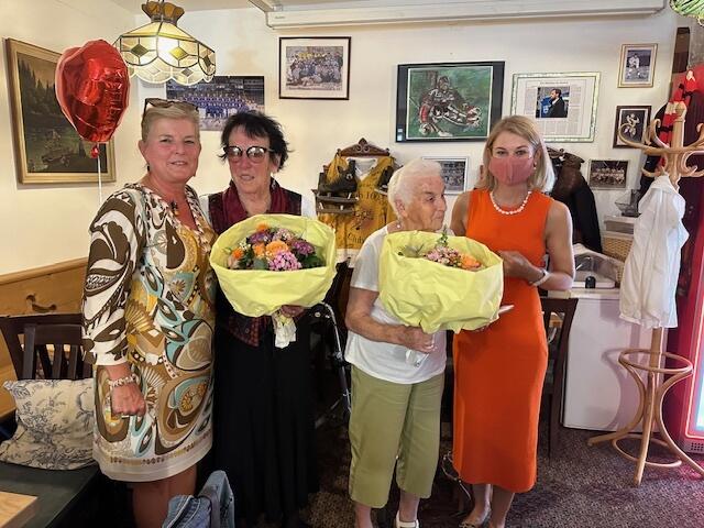 Vizebürgermeisterin Elli Mayr (war verkühlt deshalb die Maske) gratulierte den beiden Jubilarinnen  | Foto: Koatlacker Dirndln