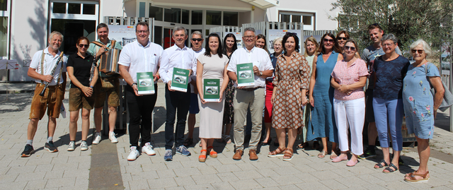 Ehrengäste am Bild: 2. Vizebürgermeister Marcus Gordisch, 1. Vizebürgermeister LAbg. Franz Fartek , Stadtamtsdirektorin Carina Kreiner, Karl Lenz und Stadträtin Ute Schmied (v.l.). | Foto: Stadtgemeinde Fehring