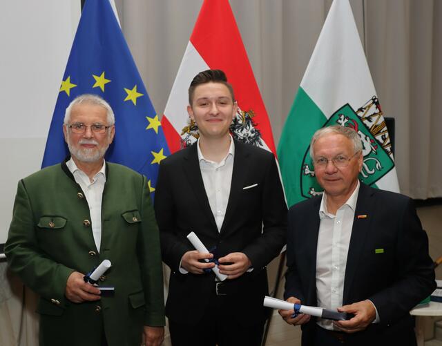 Die ersten Träger der Ehrennadel des BRG/Borg Feldbach sind Josef Unger, Fabian Scheer und Josef Ober (v.l.) | Foto: BRG/Borg Feldbach