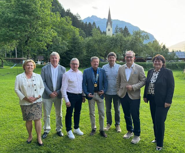 Das neue Vorstandsteam im Rotary Club Oberdrautal-Weissensee: Foundationbeauftragte Margit Winkler, Past-Präsident Hans-Peter Lindner, Executive-Sekretär Erich Hartlieb, Präsident Thomas Sattlegger, 2. Sekretär Hubert Fercher, Präsident elect Lucas Nerud, Schatzmeisterin Gudrun Prietl (v. li.) - nicht am Bild: Sekretär Joachim Müller, Internetbeauftragte Johanna Kanzian | Foto: RC Oberdrautal-Weissensee