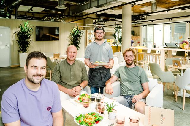 Redakteur Markus Kropac, Hans-Jürgen Griesbacher (M.) und Benjamin Rath (r.) wurden im Café Famoos (siehe unten) bestens bedient.  | Foto: Mias Photoart