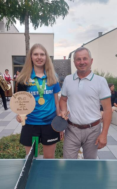 Elina Fuchs mit Bürgermeister Anton Wiedenhofer. | Foto: Gde. Draßmarkt
