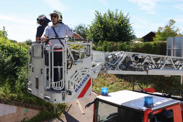 Starke Verwitterung an Lärmschutzwand einer Eisenbahnbrücke in Wels-Vogelweide: Die Feuerwehr konnte die lose gewordene Latte sicher entfernen.