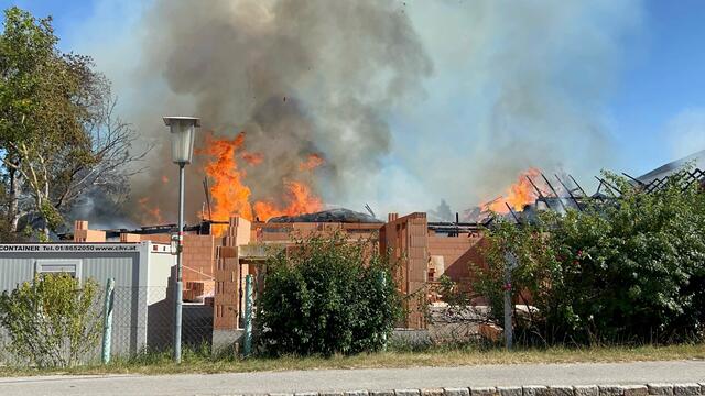 Flammen lodern in Sittendorf. | Foto: DOKU NÖ
