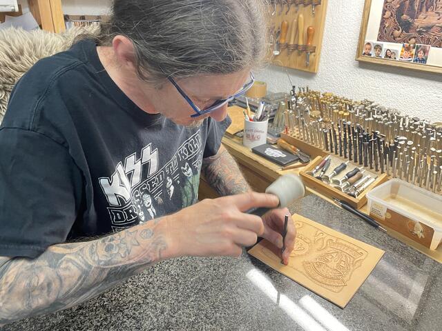 Der 50-Jährige beherrscht die hohe Kunst des Lederschnitzens, des Punzierens.  | Foto: Koidl