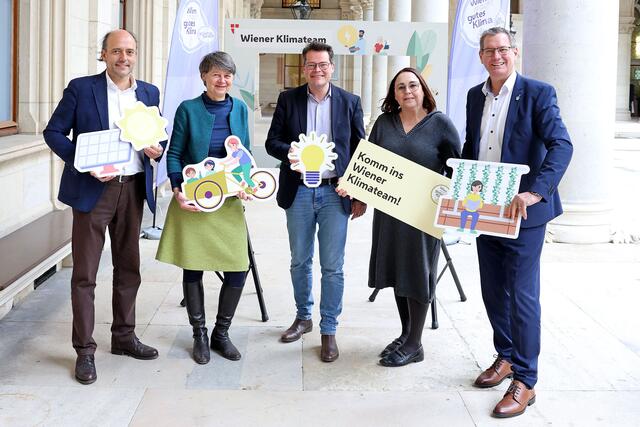 Währings Bezirksvorsteherin Silvia Nossek (Grüne, 2.v. links) bei der Vorstellung des Klimateams für den 18. Bezirk zusammen mit den anderen Bezirksvorstehern im Frühjahr. Auch dabei war Stadtrat Jürgen Czernohorsky (SPÖ, Mitte). | Foto:  PID/Martin Votava