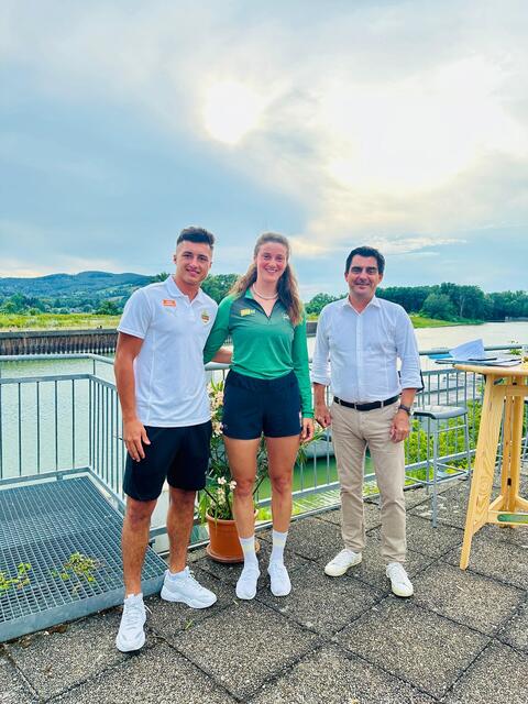 Bernhard Zimmermann, Chiara Halama und Bürgermeister Christian Gepp am Gelände des Rudervereins Alemannia und im Gespräch zu Leistungssport und dem Weg zur Leistungsspitze. | Foto: Stadtgemeinde Korneuburg
