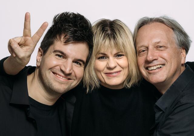 Eva Maria Marold wird von Andi Pilhar (links) am Keyboard und Goran Mikulec an der Gitarre begleitet. | Foto: Jan Frankl