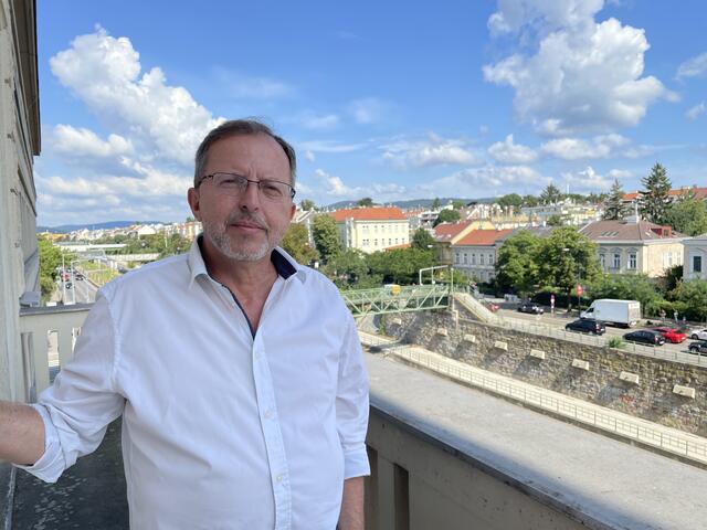Bezirksvorsteher Nikolaus Ebert auf dem Balkon des Amtshauses Hietzing.  | Foto: Rosa Besler