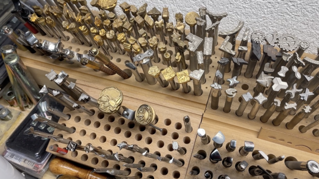 "Mein Schatz", wie Hofegger ihn nennt: seine unzähligen Prägestempel in seiner Werkstatt.  | Foto: Koidl