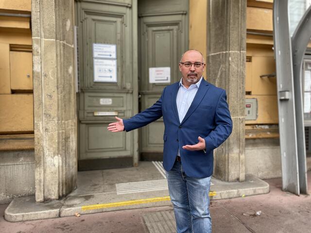 Bezirksvorsteher Peter Jagsch (SPÖ) hat in Hernals alle Hände voll zu tun. Sommerpause gibt es keine, denn im Bezirk ist immer etwas los. | Foto: Michael J. Payer/MeinBezirk
