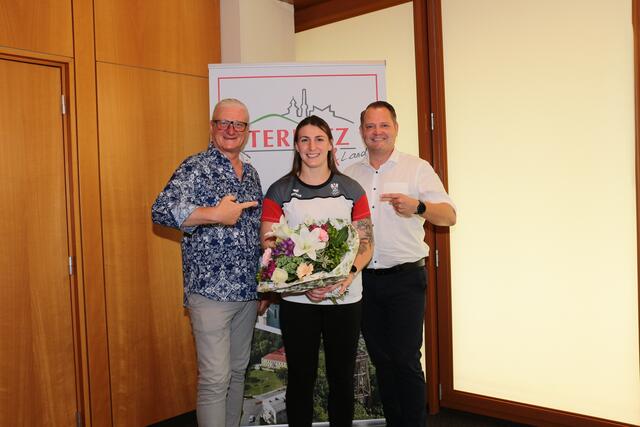 Vizebürgermeister Peter Spicker und Bürgermeister Christian Samwald flankieren Michaela Polleres vor der Reise zu Olympia in Paris. | Foto: Christian W. F. Geschieszl