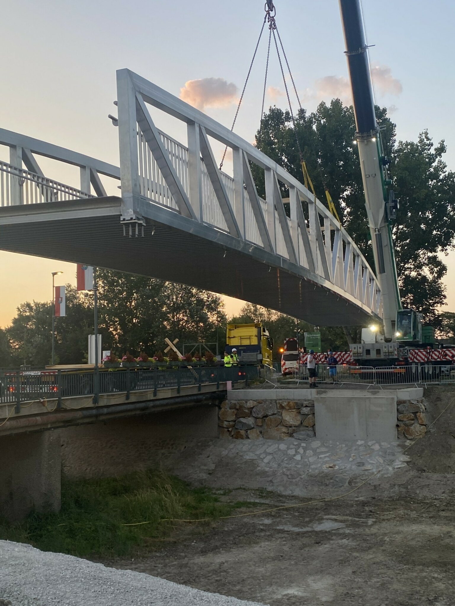Radwegbrücke über die Traisen: Traismauer bekommt Brücke geliefert - ...