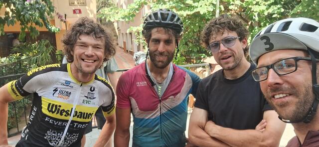 Froh und erschöpft zugleich: Christoph Strasser, Abdullah Zeinab, Sieger Robin Gemperle und Tim de Witte (v.l.)