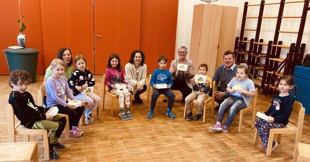Conny Lachmann, Angelika Büchler, Maria Kappe, Martin Eckl und Kindergartenkinder | Foto: Maria Kappe