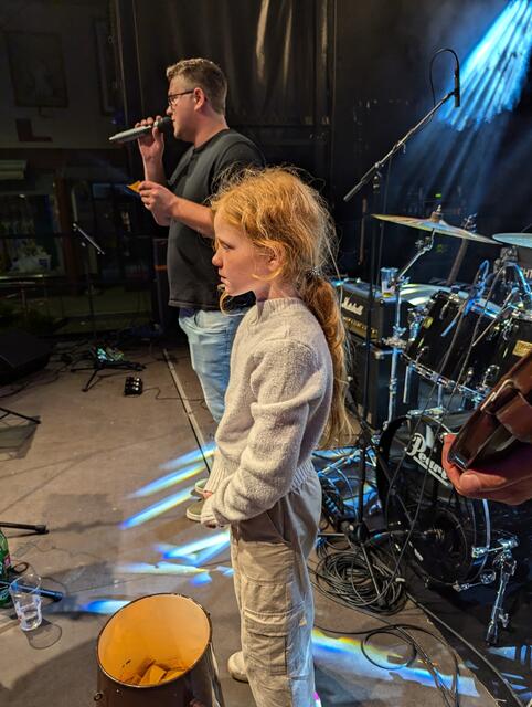 Die Glücksfee bei der Verlosung der Preise. | Foto: @JoglArt