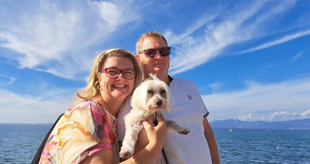 Inés Mirlacher, Bürgermeisterin von Ohlsdorf, mit ihrem Mann, Robert, und Hündin Fanny. | Foto: Mirlacher