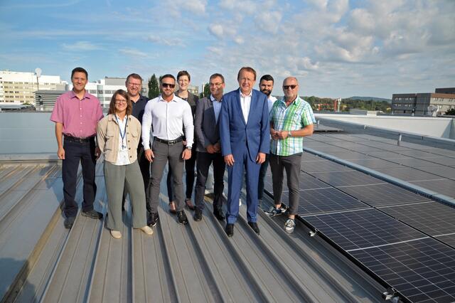 Andreas Rummel (Fachverantwortlicher Facility Management / Infrastruktur, FH St. Pölten), Maja Sito (Presse, FH St. Pölten), Franz Gruber (Leitung Klimakoordinationsstelle St. Pölten), Thomas Zimmermann (KWI Engineers), Viktoria Leitner (Nachhaltigkeits-Koordinatorin, FH St. Pölten), Johann Haag (Geschäftsführer FH St. Pölten), Bürgermeister Matthias Stadler, Mergim Hasani (CTO, Sunvolt Montage), Wolfgang Lengauer (Stadtbaudirektor St. Pölten) | Foto: Wolfgang Mayer / fotomayer