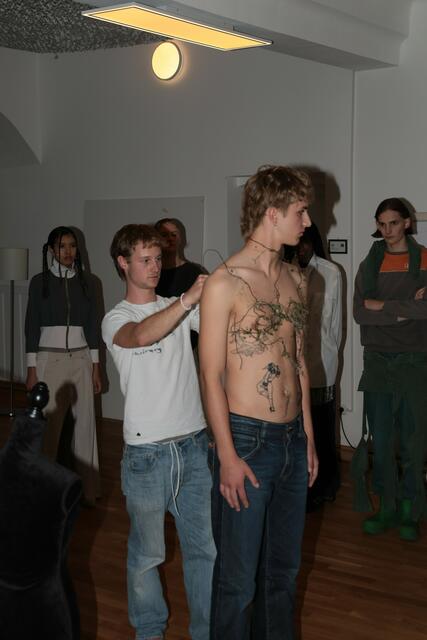 Junge Talente können im „Open Project“ im August gemeinsam mit Designer Luis Kaindlstorfer an einer nachhaltigen Kollektion arbeiten und dabei das Thema Zerfall kreativ umsetzen. | Foto: Marc Andre