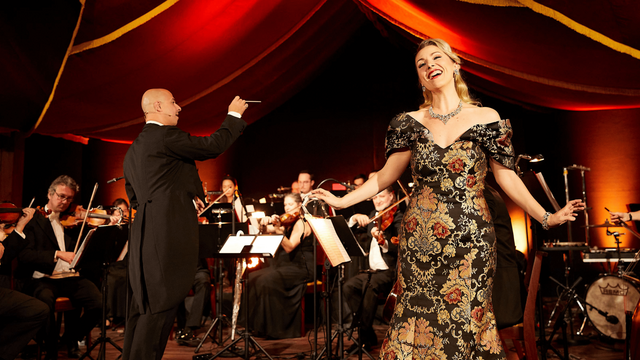 Die Sopranistin Brigitta Simon präsentiert unter anderem den "Frühlingsstimmen Walzer". | Foto: Aaron Jiang