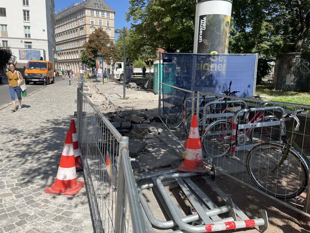 Auch am Pflaster der Nebenfahrbahn wird zurzeit gearbeitet. | Foto: Michael Marbacher / MeinBezirk