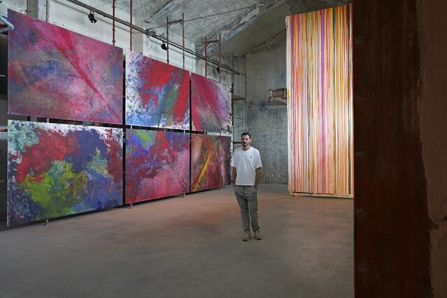 Andreas Stern lädt zu einer für die Region wohl einzigartige Ausstellung: Hermann Nitsch in der Kugelmühle in Mühldorf. | Foto: Woche