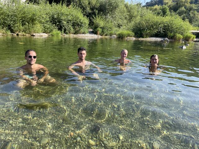 Ronny Sommerecker, Patrick Bauer, Celina Wagner und Helena Taschl erfrischen sich gerne in der Pielach. Eines der kleinen Erlebnisse im sechsten Teiles unserer Serie "Ab in den Sommer" im Pielachtal | Foto: Martina Schweller