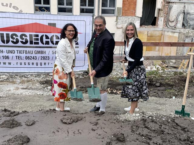 Der erste Spatenstich für den Volksschulum- bzw. Teilneubau/Neubau in Annaberg: Bildungslandesrätin Daniela Gutschi (v.l.), Bürgermeister Martin Promok und die VS Direktorin Betina Spannberger. | Foto: Martin Schöndorfer, 2024