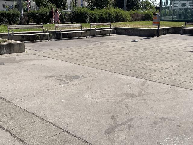 In diesem Bereich am Morzinplatz sollen in Zukunft Sessel und Tische kommen, auf denen man Schach spielen kann. | Foto: Michael Marbacher / MeinBezirk