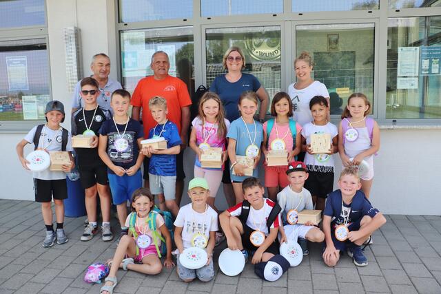 Alois Kickmaier, Gerhard Eisel, Birgit Stöger-Mitterecker und GR Daniela Roithner mit den Kindern und ihren tollen Würfelspielen. | Foto: Edith Ertl