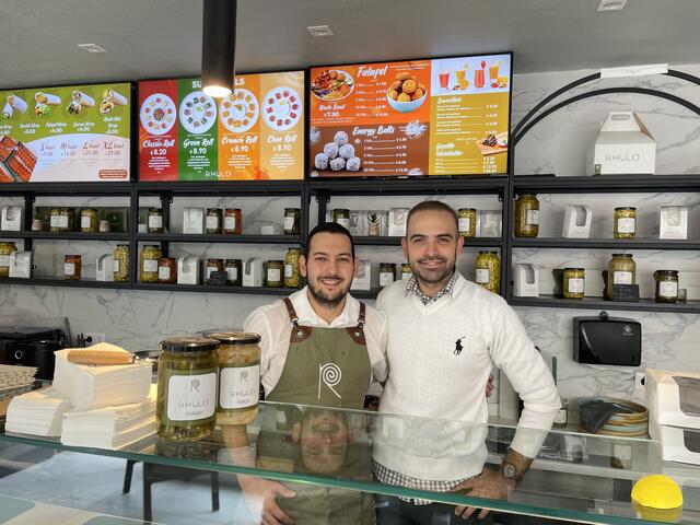 Berk Mekik (r.) hat vor Kurzem das Lokal übernommen. | Foto: Scheiber/MeinBezirk