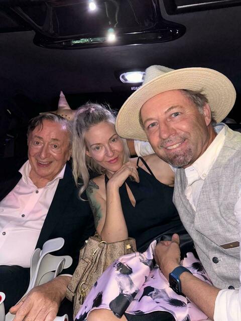 Richard Lugner (l.) mit seiner Frau Simone und Limousinen-Chauffeur Roland Granzer. | Foto: Lugner