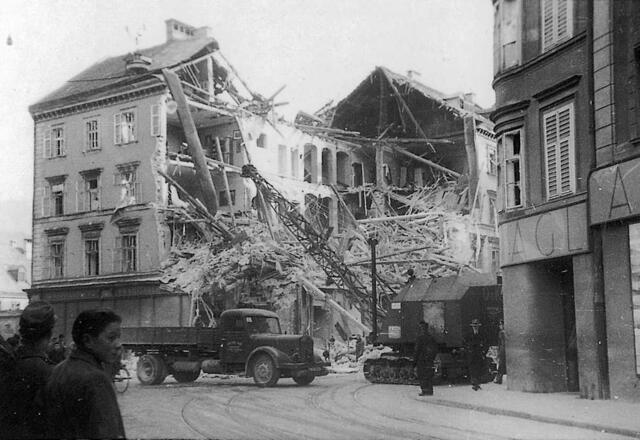Das zerstörte Gebäude in der Museumstraße 1. | Foto: Stadtarchiv/innsbruck-erinnert