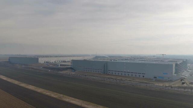 Das XXXLutz-Zentrallager erstreckt sich derzeit auf rund 120.000 Quadratmeter und soll, laut Greenpeace, auf 390.000 Quadratmeter ausgeweitet werden. | Foto: Gerhard Mölk