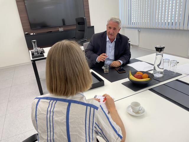 Bezirkschef Ernst Nevrivy (SPÖ) gibt im Interview mit MeinBezirk einen Überblick über laufende Baustellen und anstehende Projekte.  | Foto: BV22