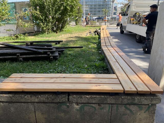 Die in die Jahre gekommenen Wiesen haben durch neue Holzauflagen eine Auffrischung erhalten.  | Foto: Michael Marbacher / MeinBezirk