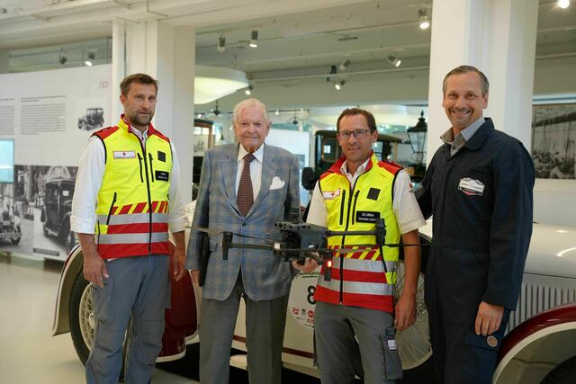 Die neue Rotkreuz-Hochleistungsdrohne kann nun in Einsatz gehen. Im Bild v.l.: Christian Laimer (RK Salzburg), Ernst Piëch (Gründer fahr(t)raum Mattsee), Stefan Herbst (Landesrettungskommandant), Jakob Iglhauser (Geschäftsführer fahr(t)raum Mattsee) | Foto: Rotes Kreuz Salzburg