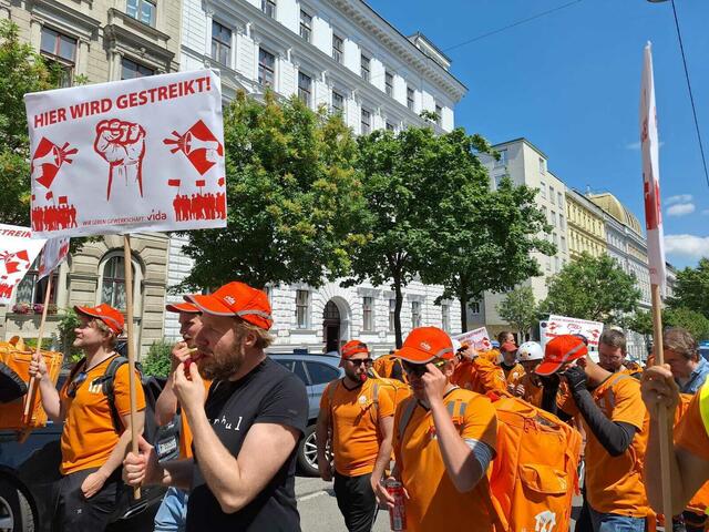 Nicht zum ersten Mal gehen Vertreterinnen und Vertreter der Fahrradkuriere 2024 in Wien auf die Straße. Am Donnerstag protestiert man vor der WKO-Zentrale. (Archiv) | Foto: Vida