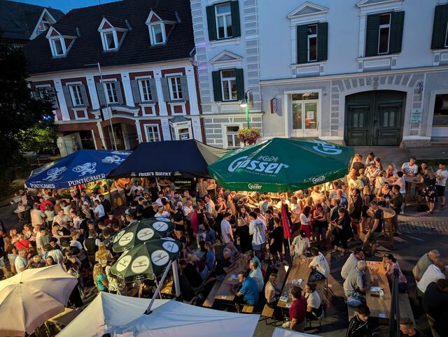 Ausgelassenen Stimmung am Birkfelder Hauptplatz beim Birkfelder Kirtag. | Foto: @JoglArt