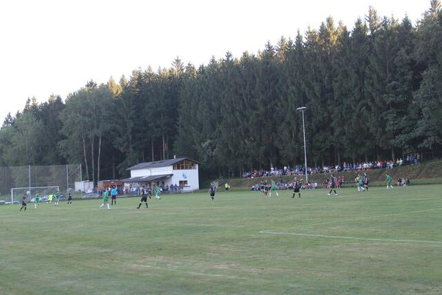 Am Waldrand gelegen: Der urige Fußballplatz in der Waldhausner Ortschaft Gloxwald. Aufnahme vom Herbst 2023. | Foto: MeinBezirk Perg/Köck