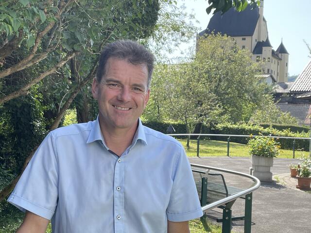 Elsbethens Bürgermeister Matthias Herbst beim Gemeindezentrum. Im Hintergrund befindet sich Schloss Goldenstein. | Foto: Emanuel Hasenauer