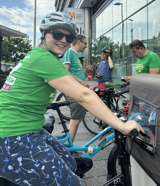 Elena Osenstdtter radelte mit ihren beiden Kindern mit. | Foto: Grüne Meidling