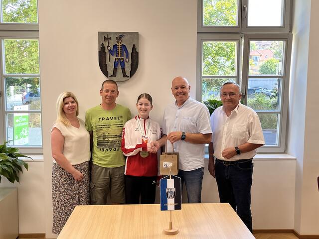 Carina, Sascha und Lena Ertler, Bürgermeister Georg Rosner und Obmann Johann Decker | Foto: Stadtgemeinde Oberwart